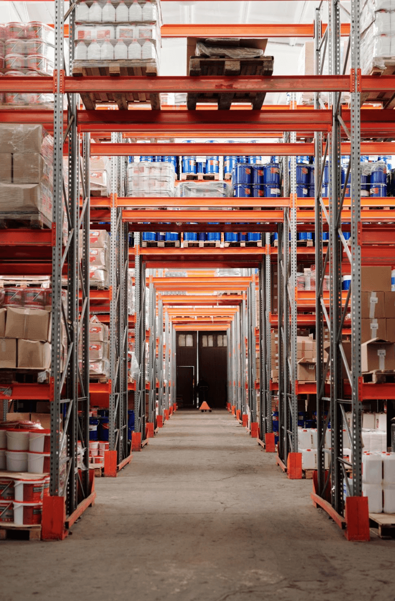 Pasillo de racks con pallets e inventario cerca del muelle de carga de FulCross Pro