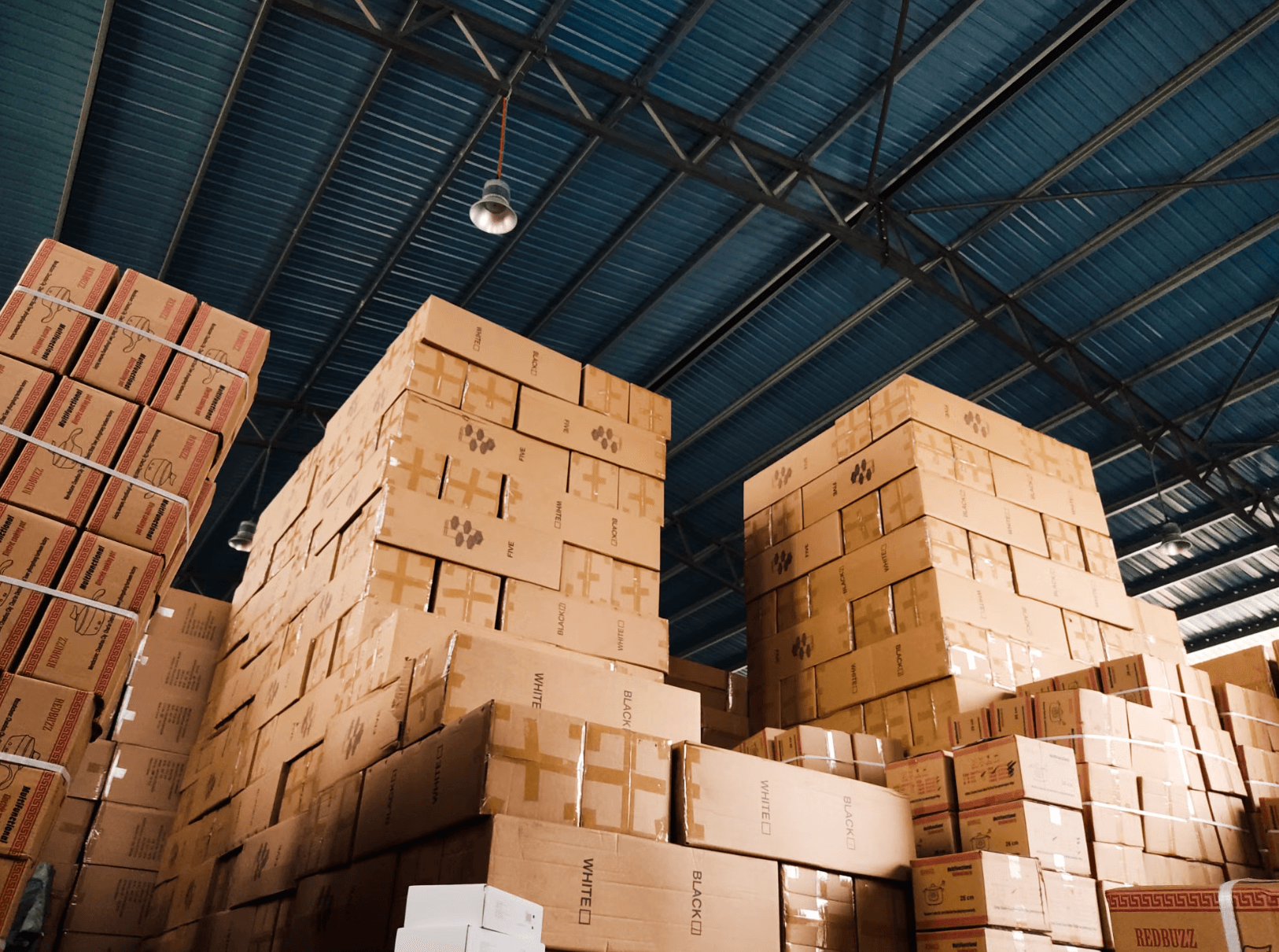 Cajas de inventario apiladas y listas para preparación FBA en FulCross Pro