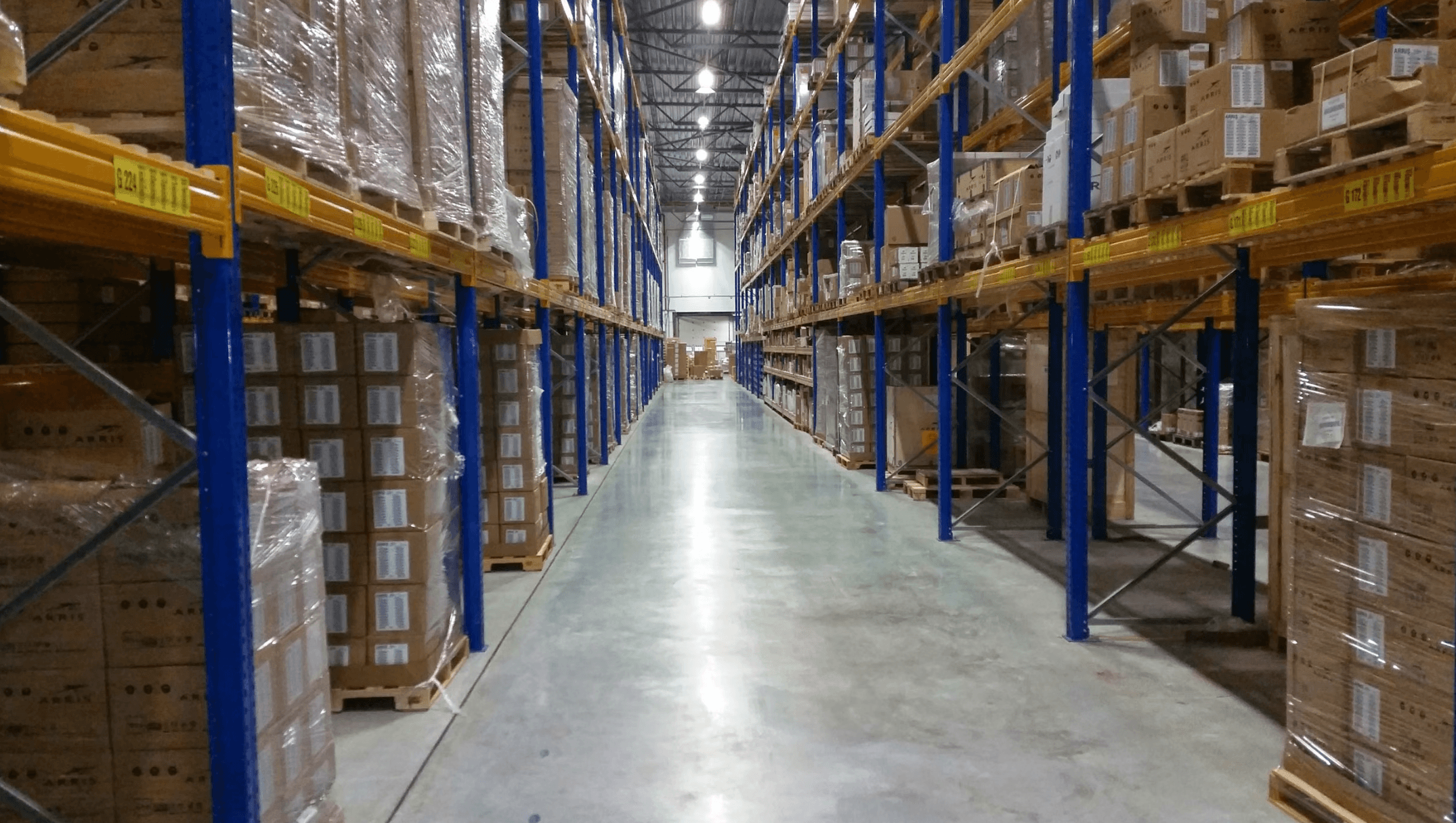 Pasillo del piso del almacén de FulCross Pro entre racks de inventario
