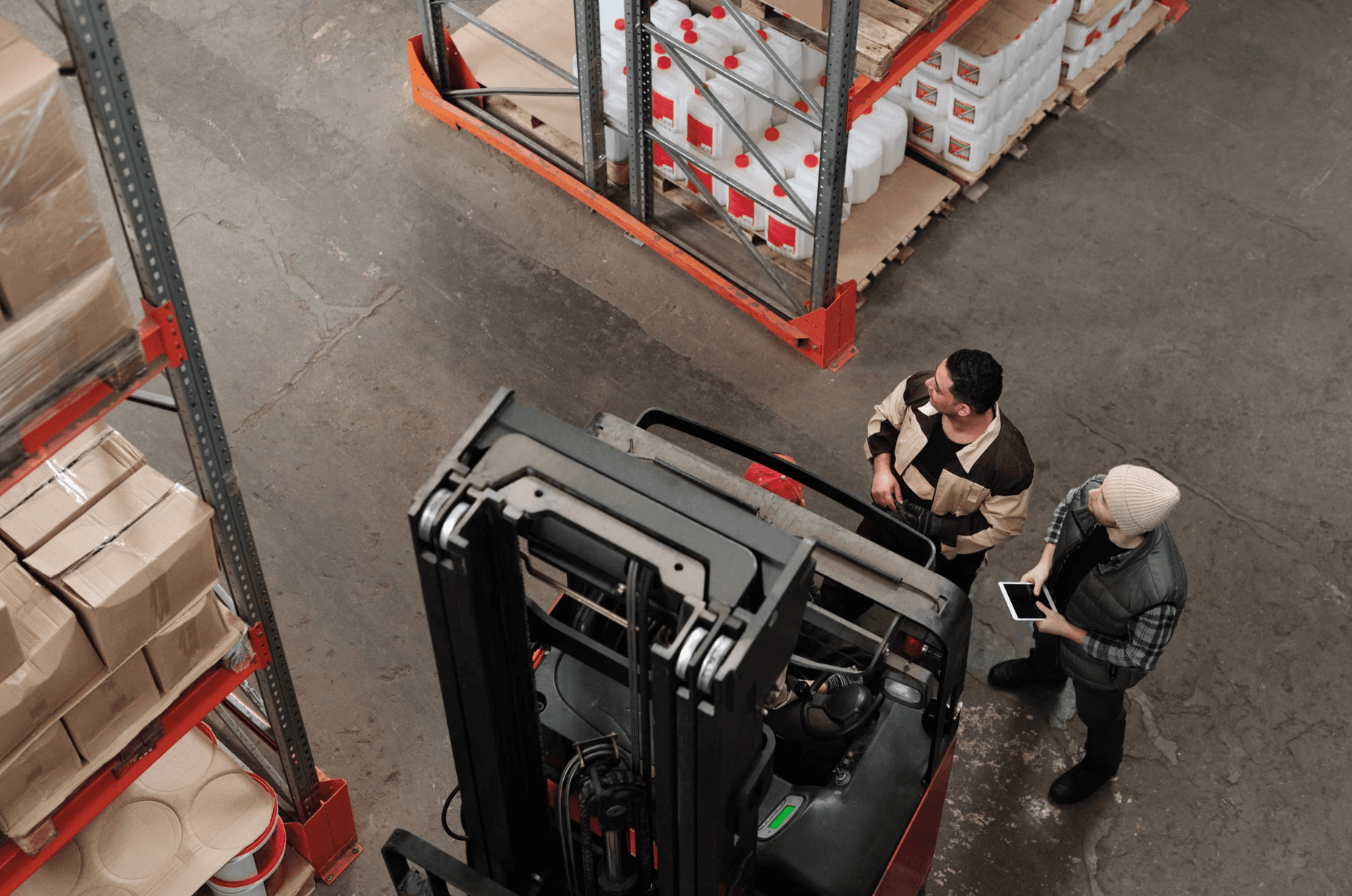 Equipo de FulCross Pro coordinando una recepción de inventario junto a un montacargas en el almacén